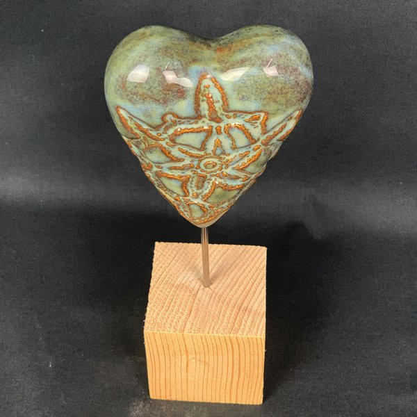 Herz mit Prägung, auf Holzständer – Serie «Amarant»